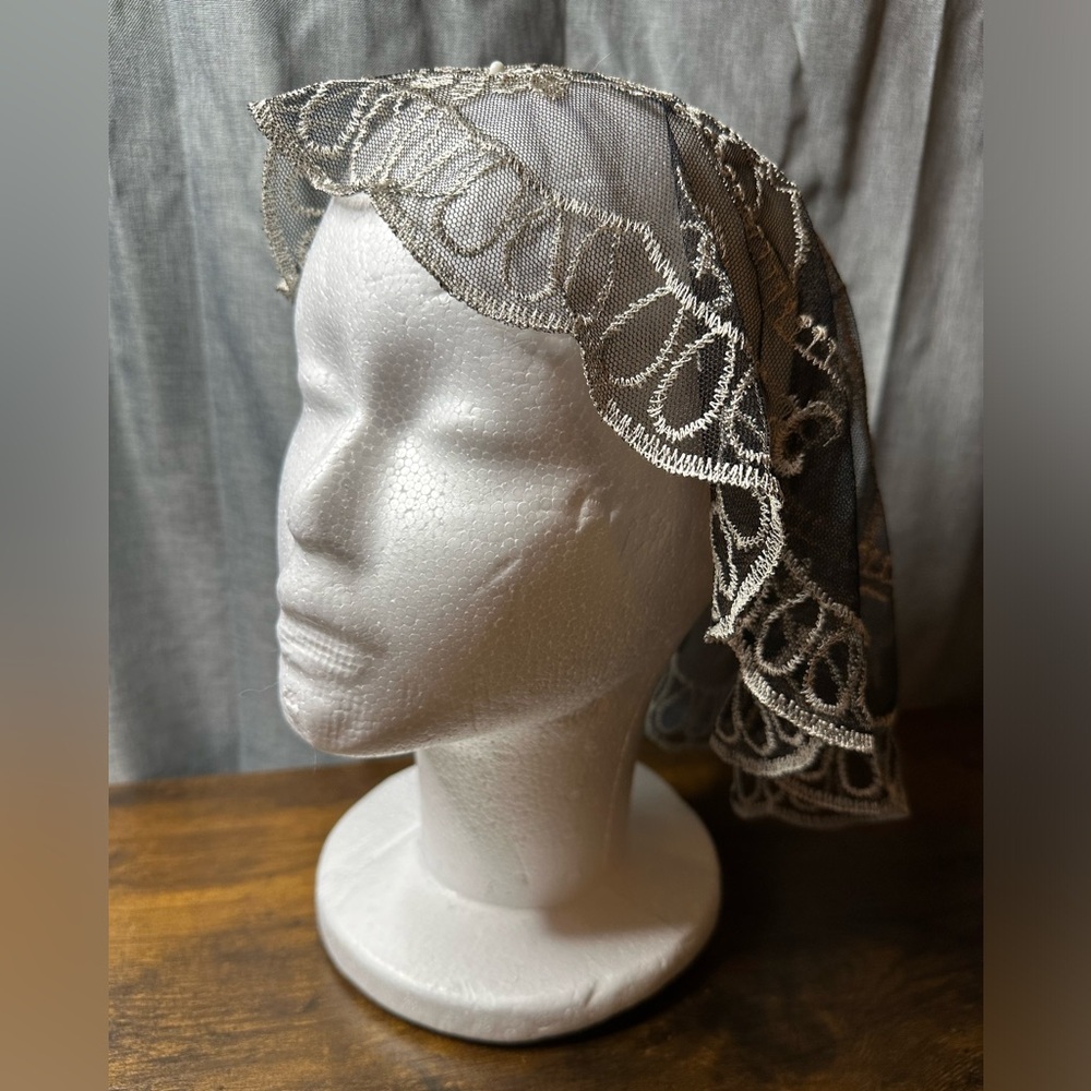 Round Chapel Veil Mantilla Head Covering - Picture 2 of 4